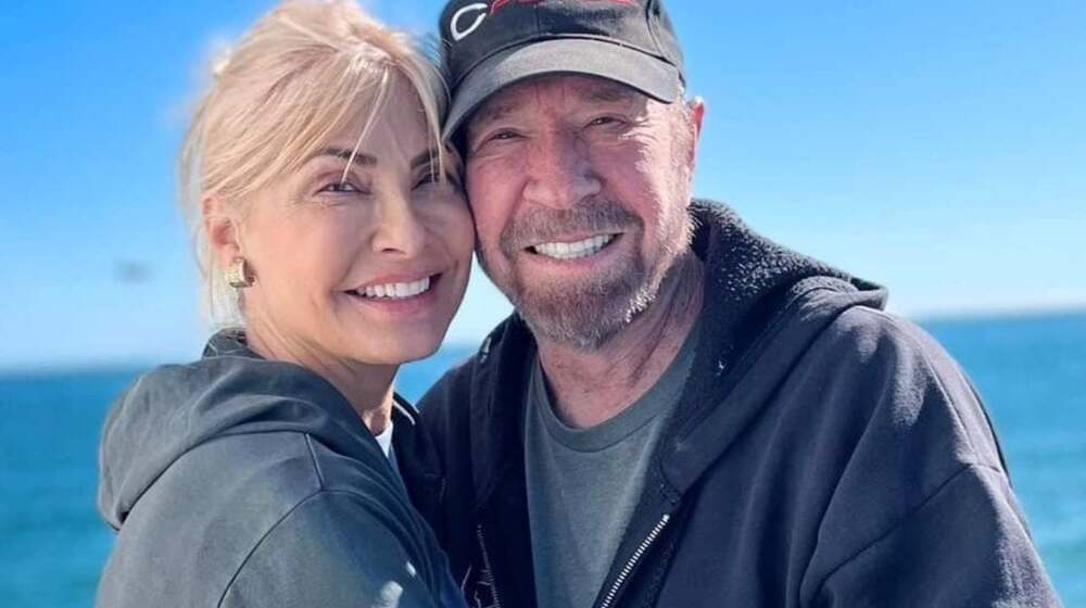 Chuck Norris se hab&iacute;a retirado en 2017 para cuidar de su mujer 23 a&ntilde;os menor